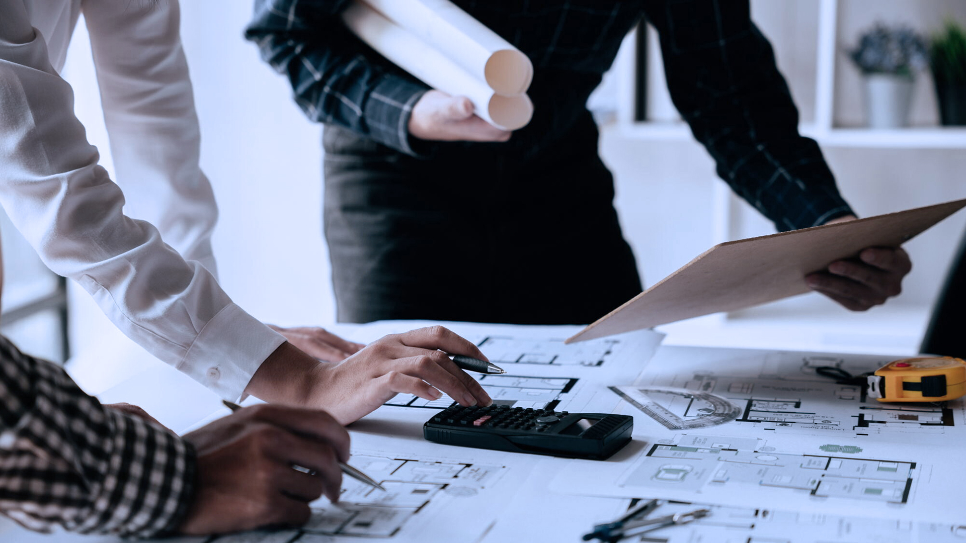 Kosztorys budowy domu: Jak zaplanować budżet i uniknąć niespodzianek?